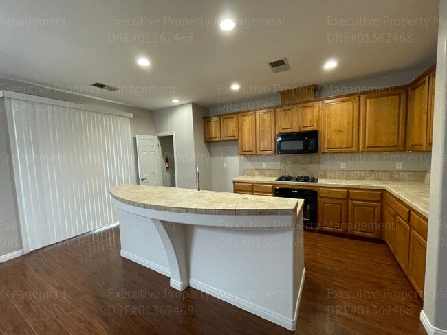 Building Photo - 4 bedrooms/ 2 bathrooms, with a patio.
