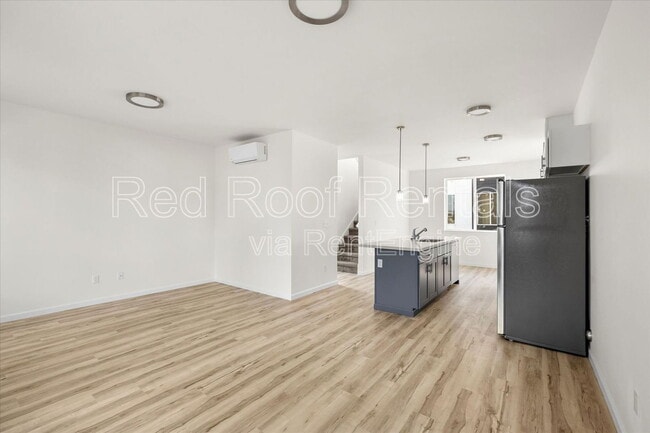 Building Photo - 1438 E 31st St