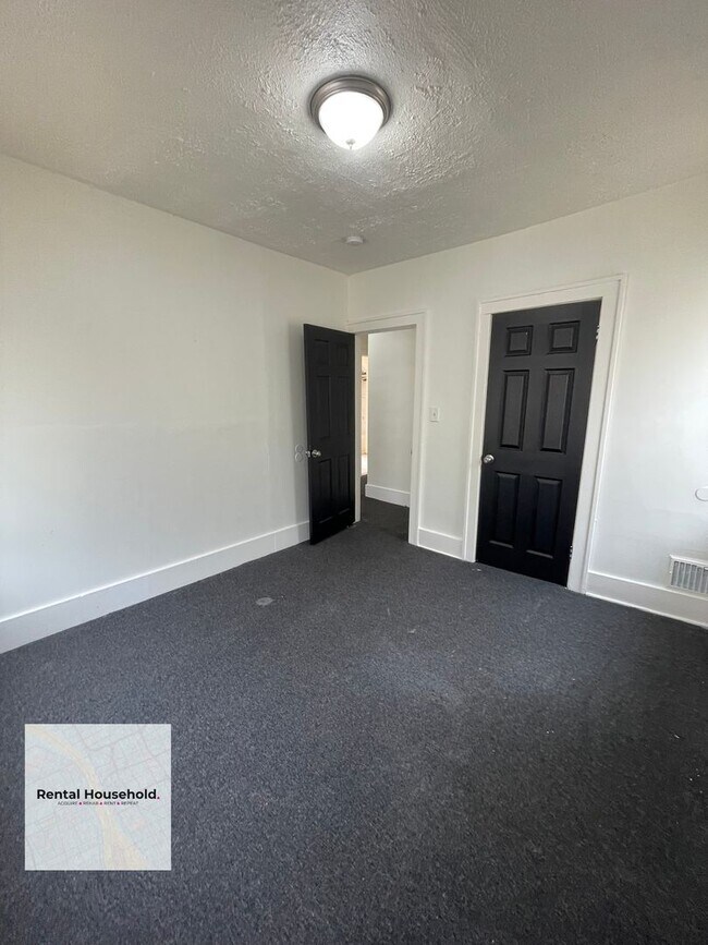 Building Photo - Huge 4 Bedroom Colonial