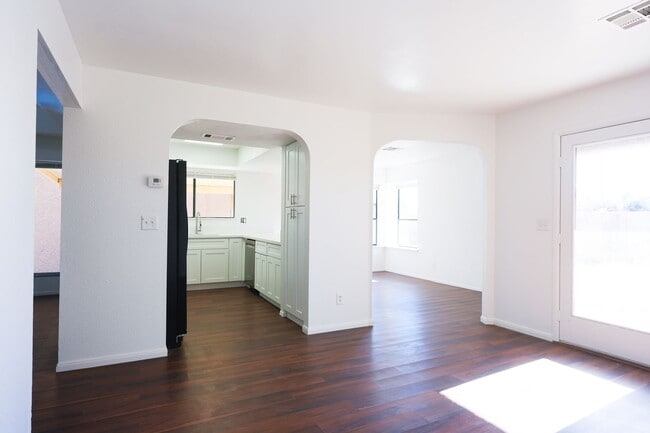 Building Photo - Stunning 3 Bed / 2.5 Bath Home w/ Loft, Two-Story Atrium & Remodeled Kitchen