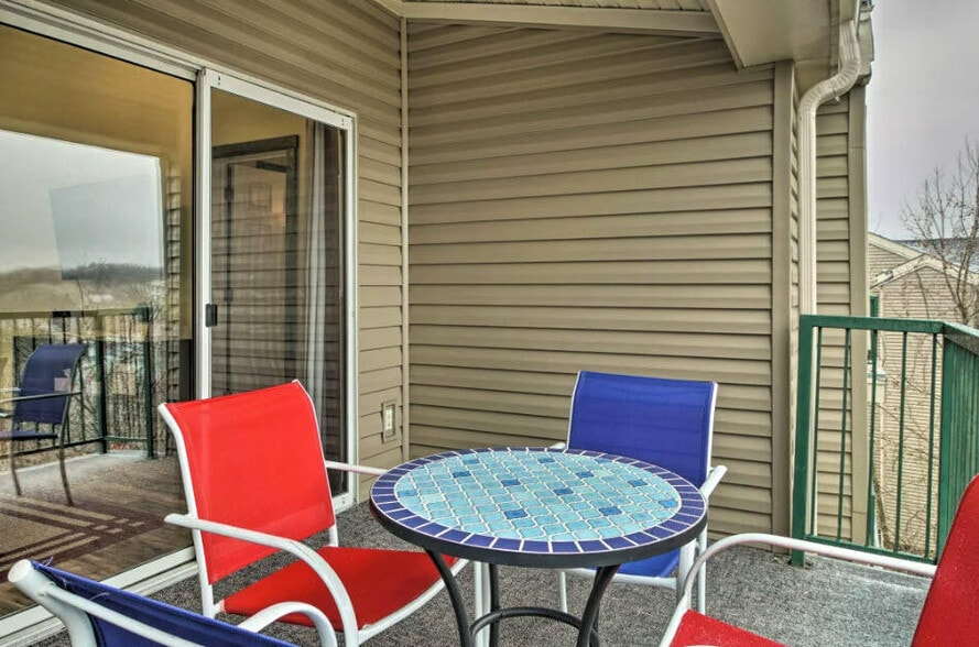 back patio with balcony - 555 Valley View Rd