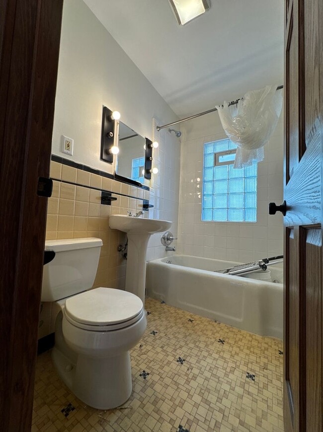 Building Photo - Single Family Home - GREAT Location - High End Finishes