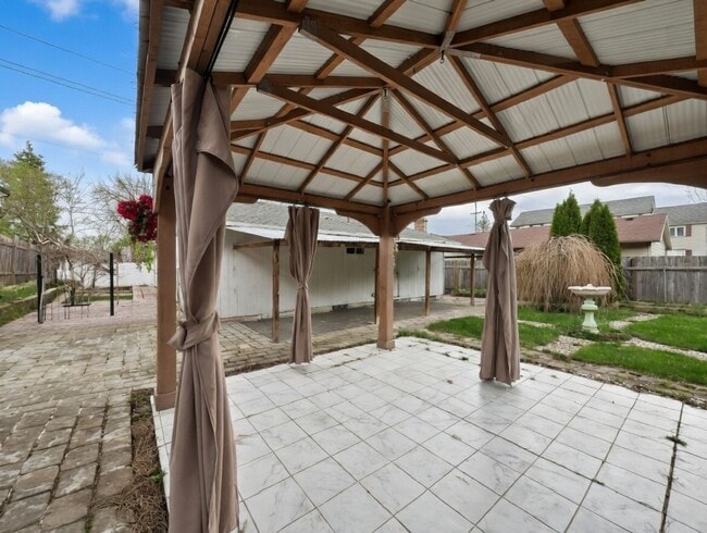 Building Photo - Charming 3 Bedroom Aloha Outdoor Oasis with Two Car Garage