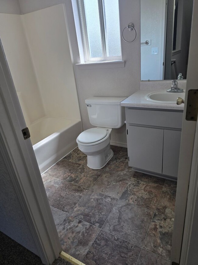 Building Photo - 3 bed 2 bath   Home for Rent in Grants Pass