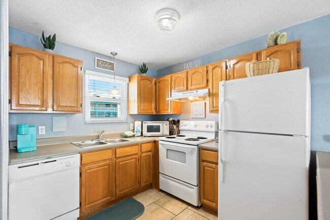 Building Photo - 1159 W Beach Blvd