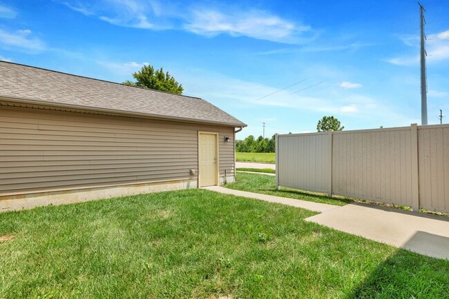 Building Photo - Beautiful 3b/3b Townhome!
