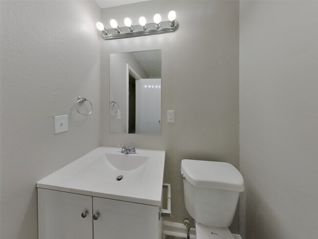 Building Photo - 23110 Newgate Dr