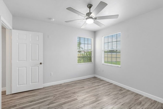 Building Photo - Fully updated 2/2 unit available now for a...