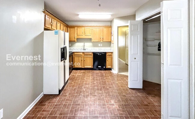 Building Photo - 4911 Hunter Village Dr