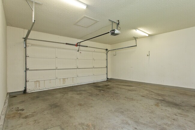 Building Photo - Arbors in Ewa Beach 2/2/2 Townhouse