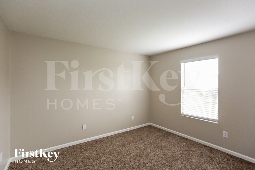 Building Photo - 15490 Farmland Ct