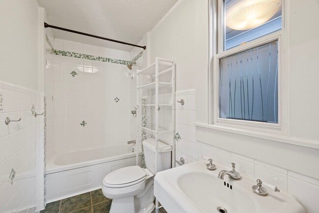 Bath 1 - 2338 NW Hoyt St