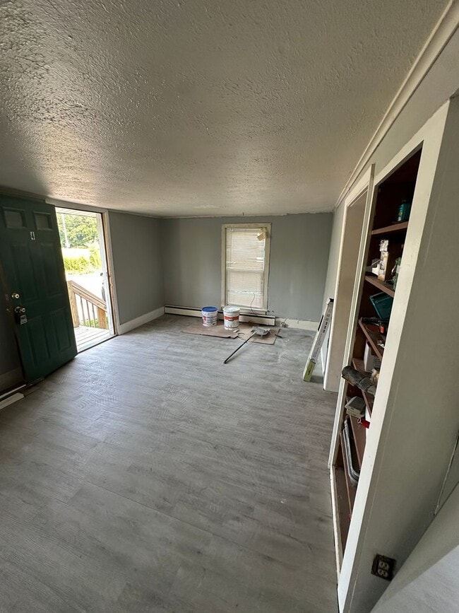 Building Photo - Newly Renovated 1 Bed, 1 Bath Unit in Farm...