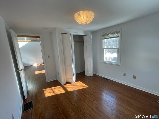 Building Photo - 113 Kings Hwy N