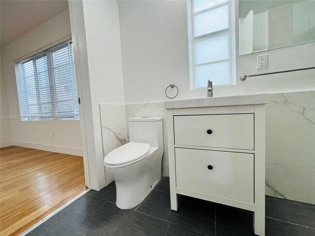 Building Photo - 960 Bay Dr