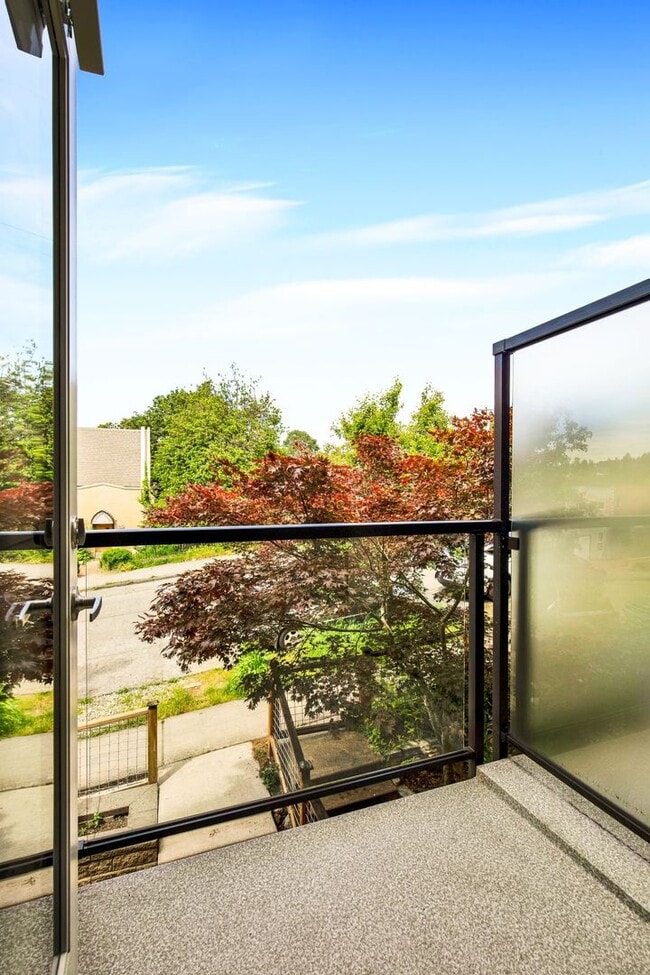 Building Photo - Stunning Townhome in the heart of Columbia...
