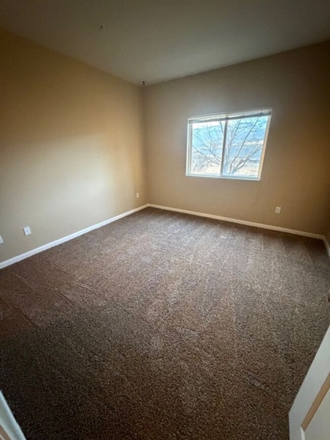 Building Photo - Discover Your Dream Condo with Stunning Mountain Views a 1 Car Garage & Covered carport in NW Ren...