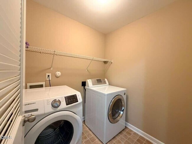 Building Photo - 1061 Remington Oaks Cir