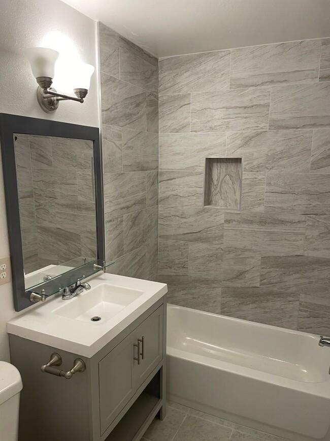 Building Photo - Newly Remodeled 2 BR Apartment in Baldwin ...