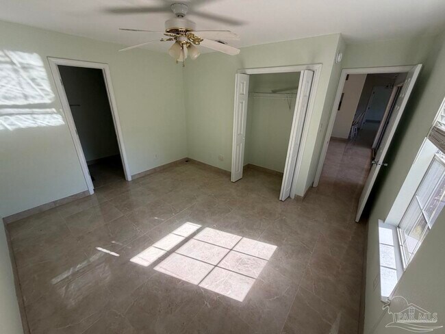 Building Photo - 10 Arapaho Dr