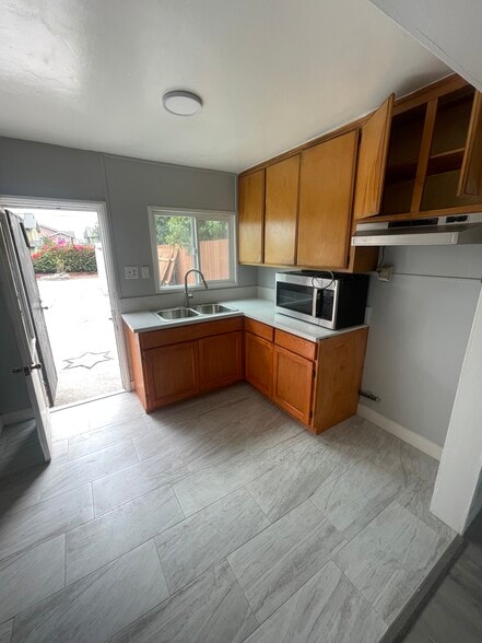 Building Photo - 335 N Palos Verdes St