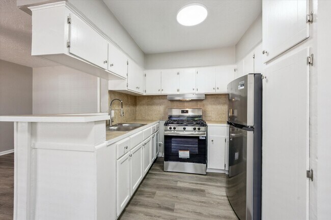 Primary Photo - 101 Avondale St