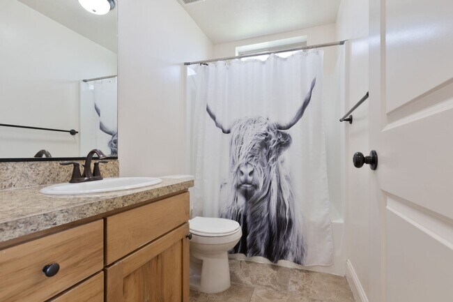Building Photo - 5 Bed 3 Bath Home in Idaho Falls