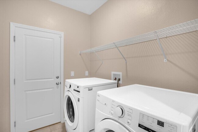 Building Photo - 591 Steerview St