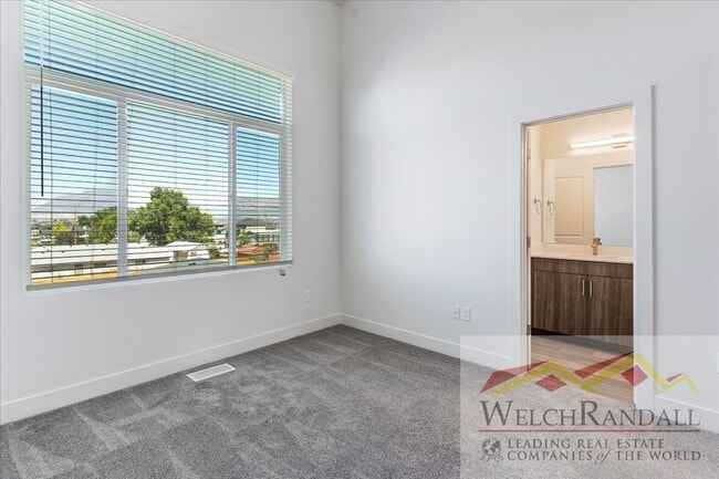 Building Photo - Beautiful 3 Bed 2.5 Bath Townhome in West ...