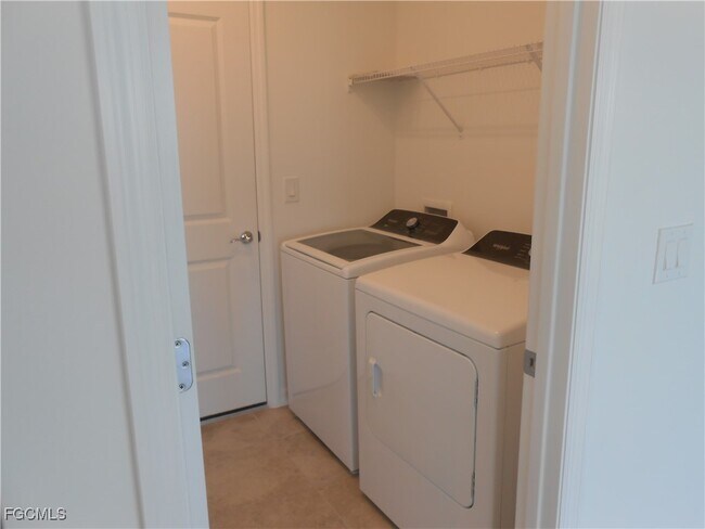 Building Photo - 623 Lakeside Oasis Ave