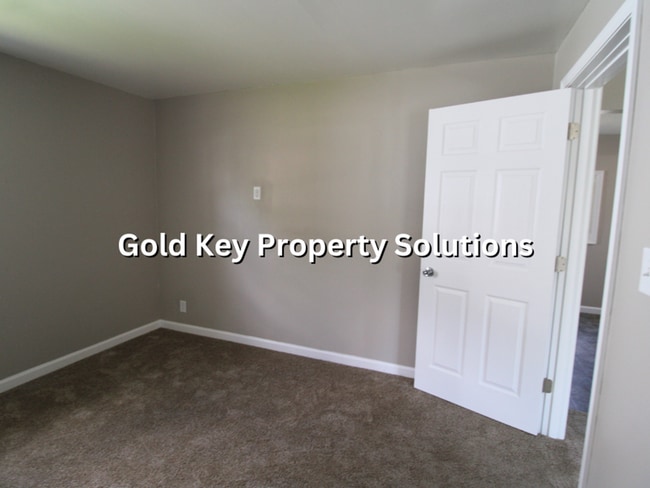 Building Photo - Fully Updated 2 BR 1 BA House with Covered...