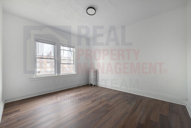 Building Photo - Convenience near Coventry