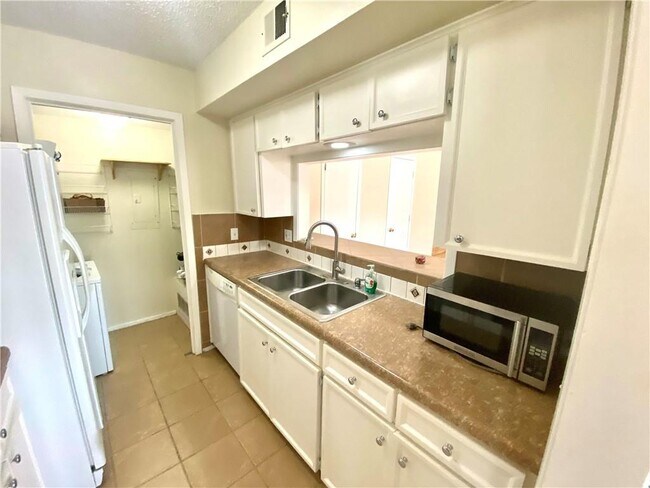 Building Photo - 6718 Silvermine Dr