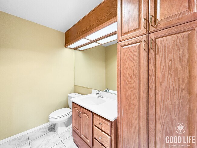 Building Photo - Spacious 3BD/2.5BA Townhouse in UTC W/ 2-Car Garage, Washer/Dryer, Balcony, Community Pool & Tenn...