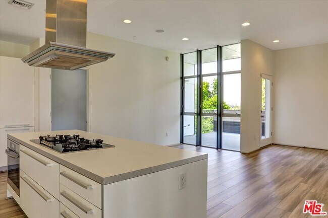 Building Photo - 825 Kings Rd
