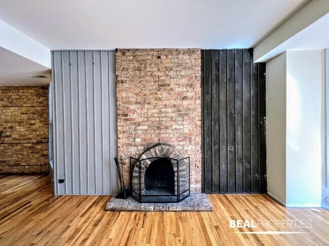 Building Photo - 2 bedroom in CHICAGO IL 60657