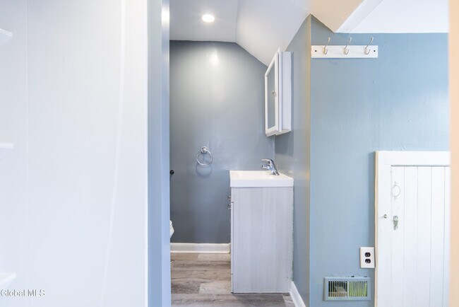 Building Photo - 6 Utica Ave