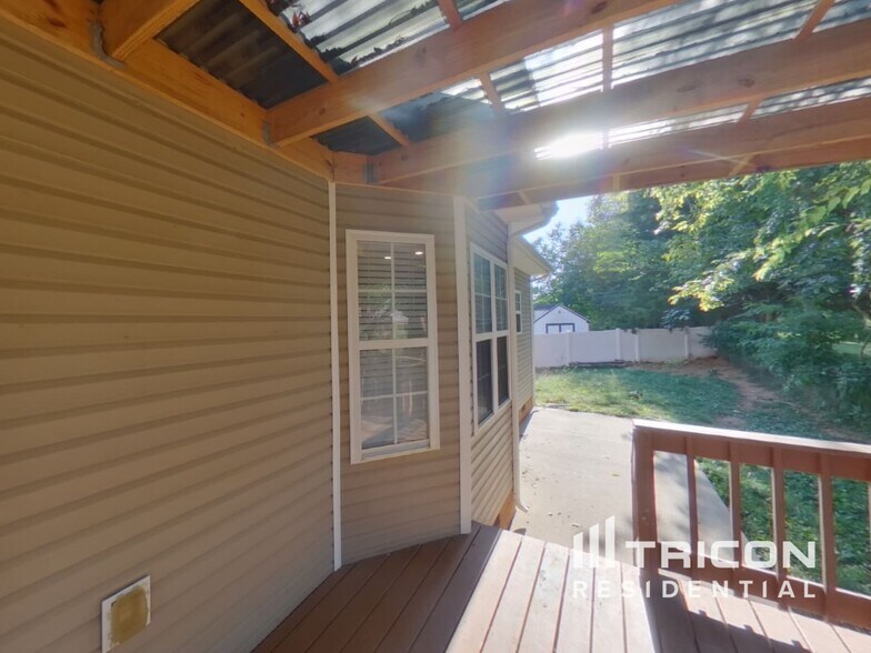 Building Photo - 435 Titans Cir