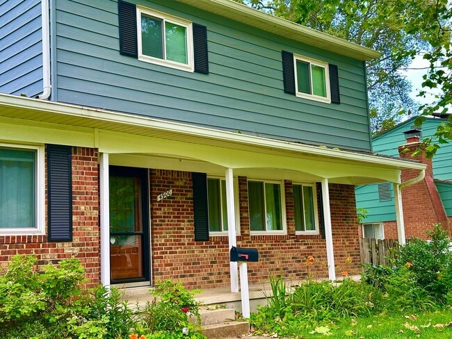 Building Photo - 5 Bedroom 2.5 Bathroom! Parking! Pets Welc...