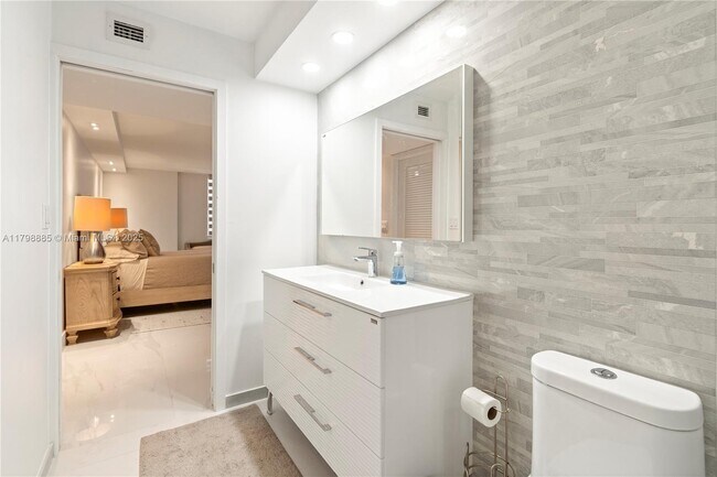 Building Photo - 6039 Collins Ave