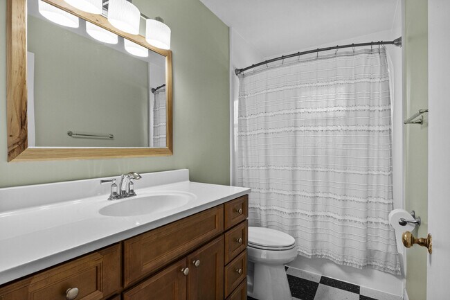 Building Photo - 143 E Lowry Ln