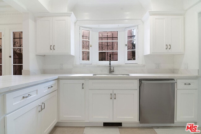 Building Photo - 1040 S Alfred St