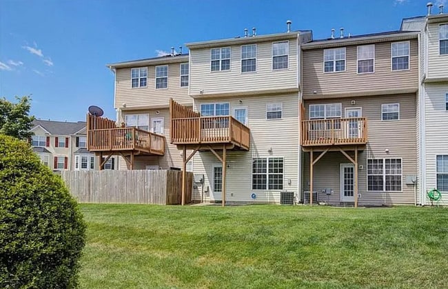 Building Photo - Beautiful 3 bedroom, 3 1/2 bathroom townhome in Tarrant Trace