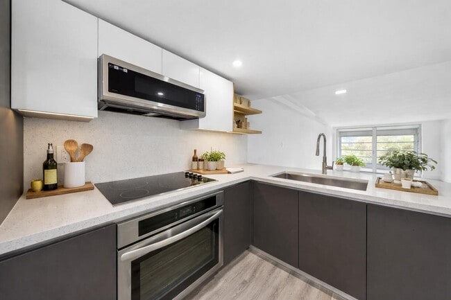 Building Photo - 3151 S Palm Aire Dr