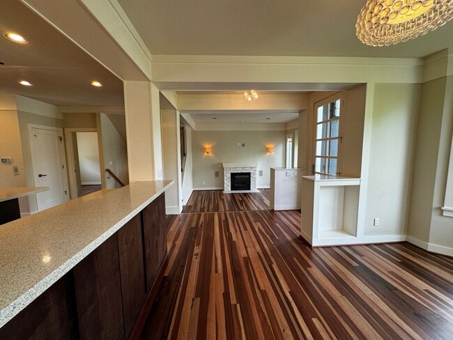 Building Photo - 4bd/4.5ba Seattle House