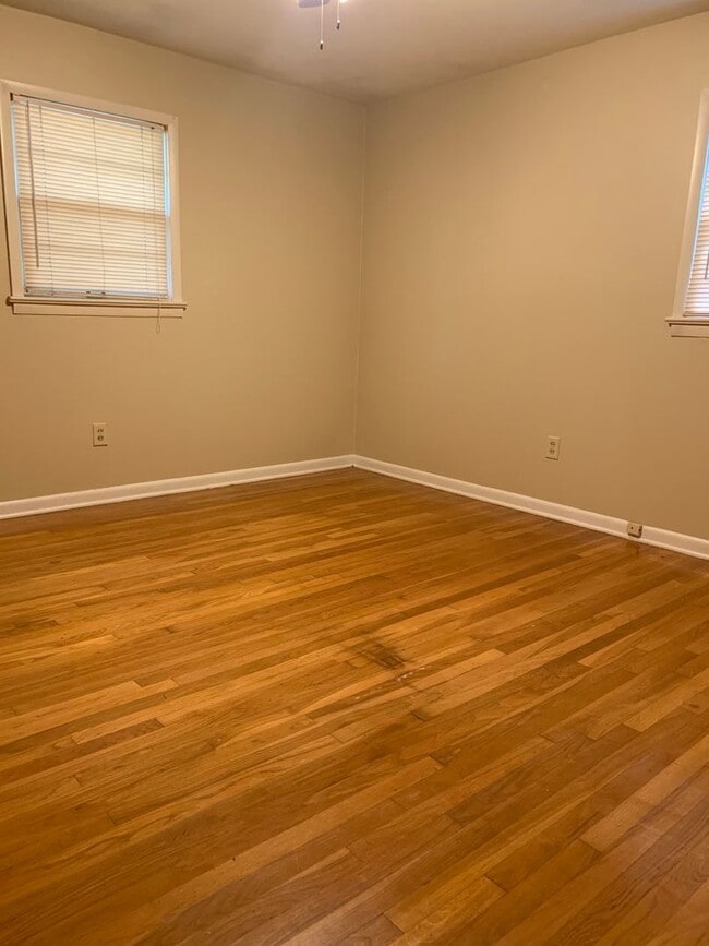 Building Photo - Your Next Home Awaits! 3 Bed/2 Bath Near J...