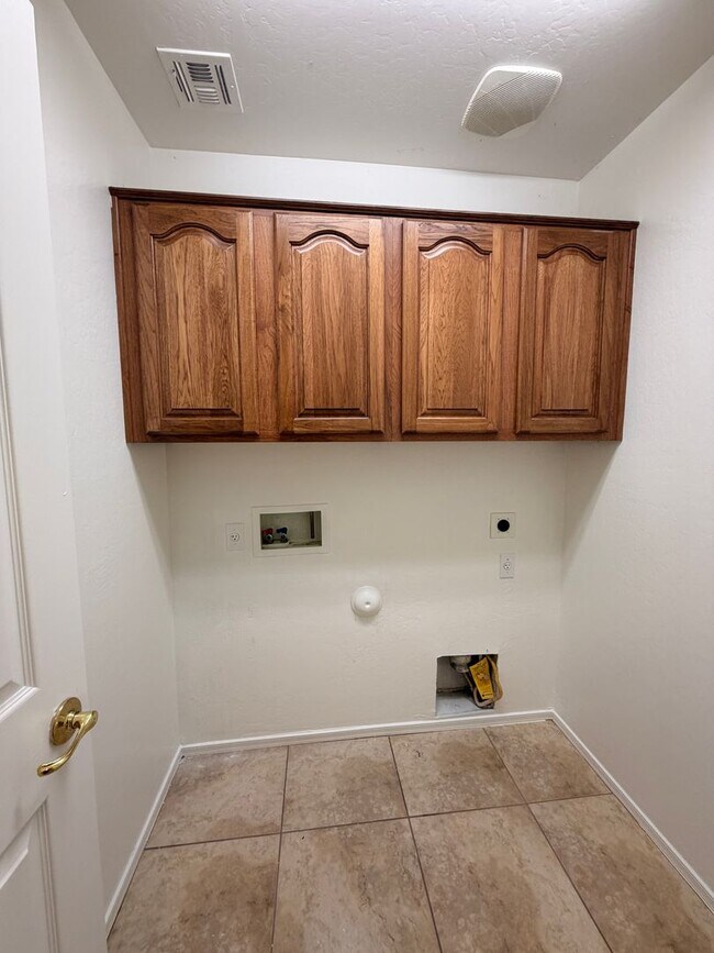 Building Photo - Spacious 3Bdm 2Ba Phoenix Home with *No Carpets* and *New Paint*