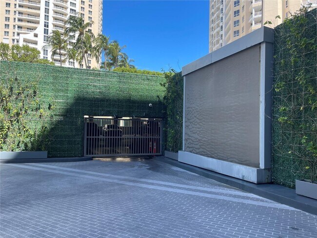 Building Photo - 540 Brickell Key Dr