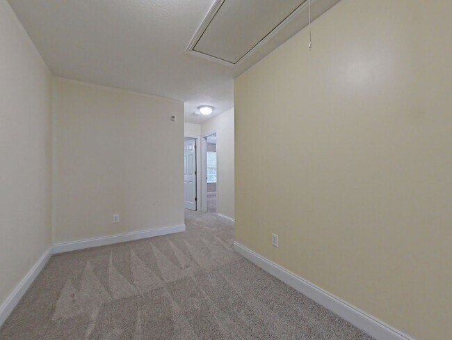 Building Photo - Available NOW- West Augusta Townhome with garage
