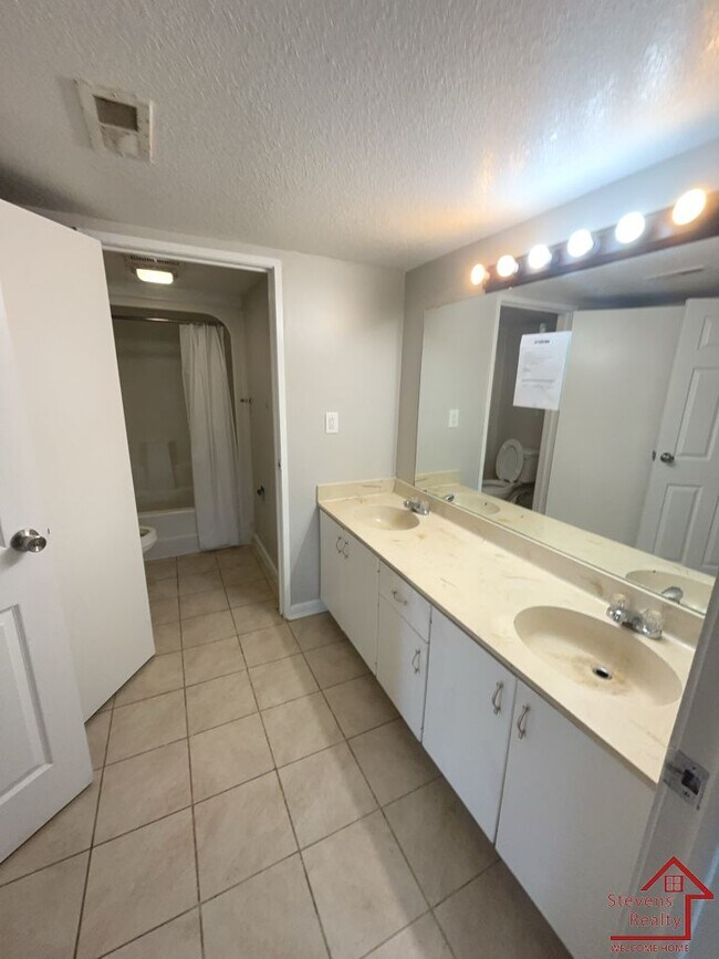Building Photo - 915 S Seminole Dr